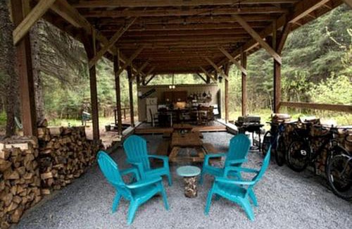 Bear Creek Otro | Nature Escape in an Alaskan Glamping Village for Family Fun