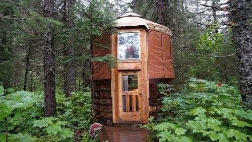 Bear Creek Otro | Nature Escape in an Alaskan Glamping Village for Family Fun
