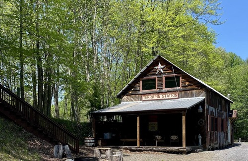Burnsville Casa | Nature Galore- Custom 2 Story Barn with Hiking trails to Waterfall!