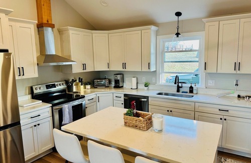 Clifford Casa | Nature getaway; beautiful Mountain Views, close to rivers, breweries & wineries.
