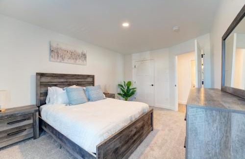 Auburn Apartamento | Nature Immersion Tranquil 2-BR Gem Auburn, ME, 2BD, 1BA with Free Parking & WiFi