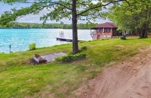 Readfield Cabina | Nature Lovers' Paradise: A Rustic 1BR Cabin w/ shared access to Lovejoy Pond