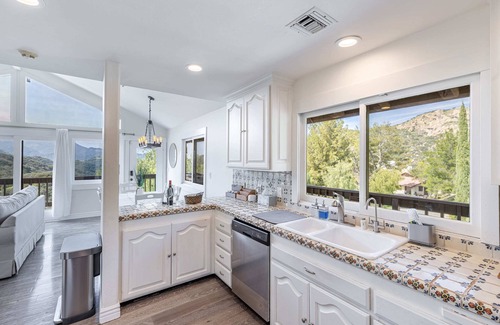 Thousand Oaks Casa | Nature Retreat: 5 Min to Shops, Pano Views, Hiking