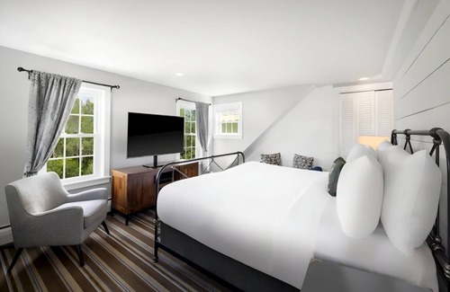 Manchester Hotel | Nature Retreat: Plush House Stay w/Spectacular Views | Near Equinox Preserve