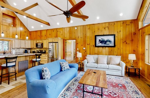 Franklin Casa | Nature's Edge | House in Franklin with a wood stove & mountain views