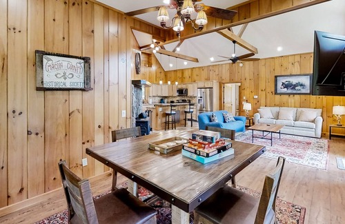 Franklin Casa | Nature's Edge | House in Franklin with a wood stove & mountain views
