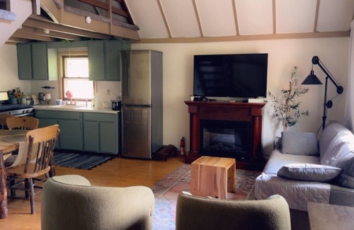 Pocono Lake Cabina | Nature's Haven in Pocono Paradise - huge front deck with seasonal lake view !!
