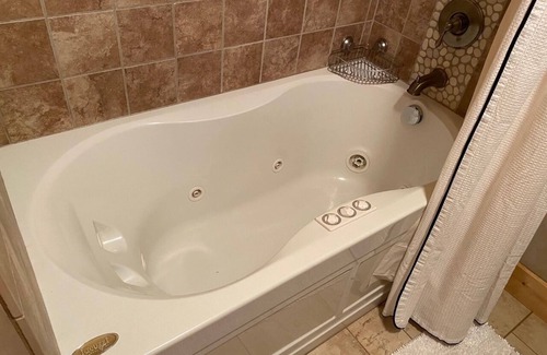 Cedar Hill Casa | Natureview Hideaway Deluxe Apt in Cashiers