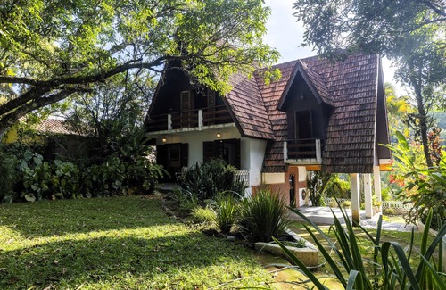Aruja Cabaña | Natureza-piscina-lareira-Brazilan Corner