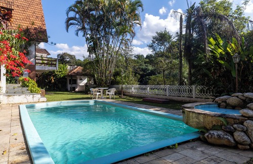 Aruja Cabaña | Natureza-piscina-lareira-Brazilan Corner