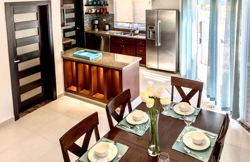 Montego Bay Casa | Casas náuticas 2, frente al mar / vista, Wifi gratuito, A / C, bañera de hidromasaje, parrilla de barbacoa. Balcón