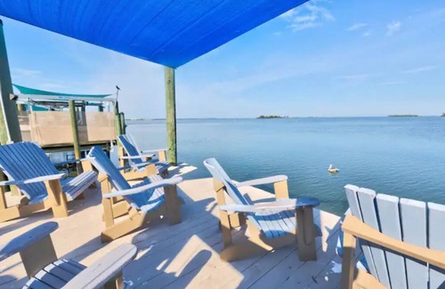 Dunedin Condominio | Nautical Landings West close to Honeymoon Island and dock access!