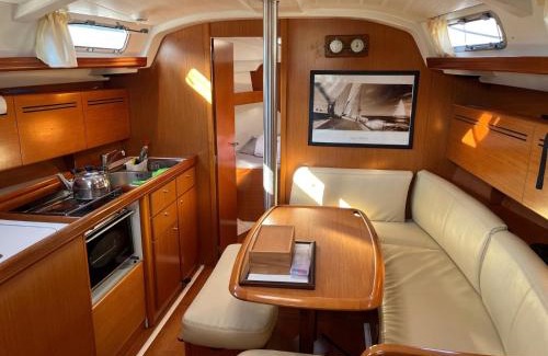 Tomicici Alquiler De Eote | Nautical Nomads Yacht Charter
