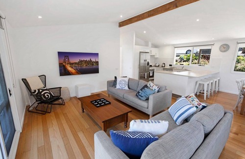 Metung Casa | Nautique: A breathtaking view of the harbour in this treed neighbourhood