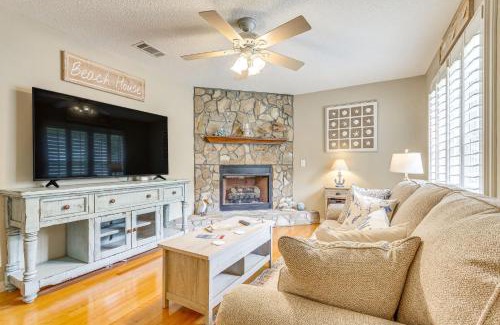 Navarre Casa | Navarre Home with Palm Tree Views about 4 Mi to Beach!