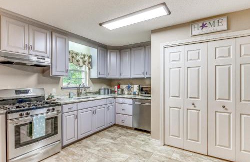 Navarre Casa | Navarre Home with Palm Tree Views about 4 Mi to Beach!