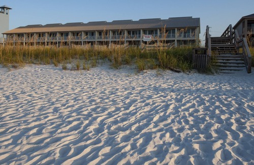 Navarre Beach Condominio | Navarre Manor: Steps from the beach!