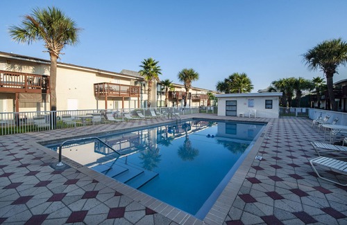 Navarre Beach Condominio | Navarre Manor: Steps from the beach!