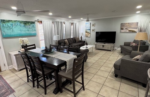 Navarre Beach Condominio | Navarre Manor: Steps from the beach!