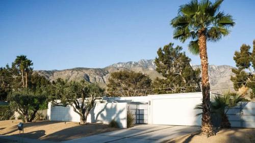 Racquet Club Estates Casa | Navigate Stays Yellow Umbrella Poolside Escape