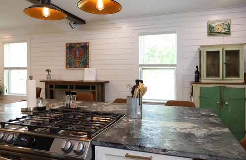 Navy Point Cabaña | Cozy Comfy Home and game room, near NAS & downtown