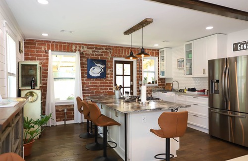 Navy Point Cabaña | Cozy Comfy Home and game room, near NAS & downtown