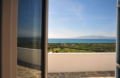 Maragas Casa | Una hermosa casa de playa en la playa de Plaka en Naxos, a un minuto de la playa.