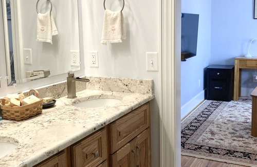 Roaring River Cama Y Desayuno | NC Wine Country Comfort