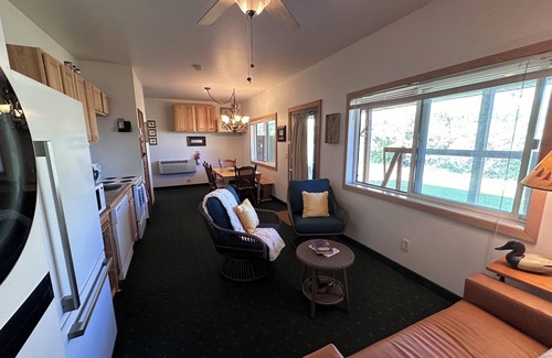 Gardiner Cabina | Charming Riverside Cabin on Yellowstone River - 2 Bedrooms & 2 Bathrooms, Relax