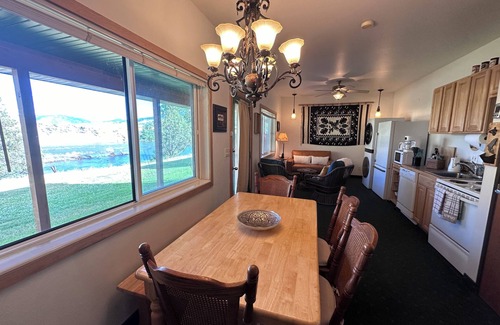 Gardiner Cabina | Charming Riverside Cabin on Yellowstone River - 2 Bedrooms & 2 Bathrooms, Relax