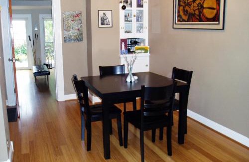 Eliot Apartamento | NE Portland Oregon Modern Victorian Duplex