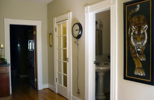 Eliot Apartamento | NE Portland Oregon Modern Victorian Duplex