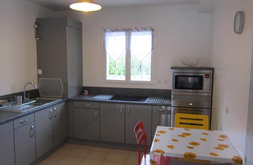 Entraigues-sur-la-Sorgue Casa | Near AVIGNON, air-conditioned house, pool, 4 bedrooms.