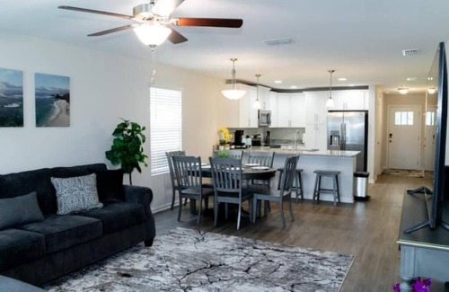 Northside Casa | Near Airport & Beach Fully Fenced House