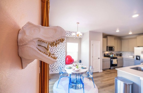 Commerce City Casa | Cama KING / Arcade / Golf / Piscina / Pre-AMADO