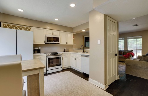 Humble Condominio | Near Airport & Interstate: Houston Area Townhome