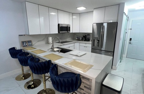Hialeah Apartamento | Near Airport king size bed parking