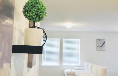 Southside Casa | Near Airport & Prime Location Getaway sleeps 8