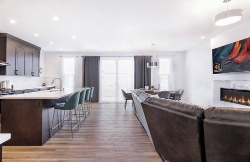 Calgary Casa | Near Banff: Luxury 5BR for 10 – Group Retreat