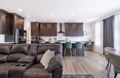 Calgary Casa | Near Banff: Luxury 5BR for 10 – Group Retreat
