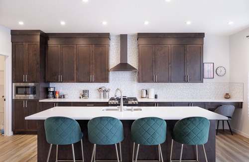 Calgary Casa | Near Banff: Luxury 5BR for 10 – Group Retreat