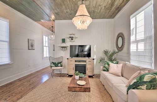 Galveston Casa | Near Beach and Strand Bright Cottage in Galveston
