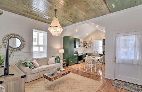Galveston Casa | Near Beach and Strand Bright Cottage in Galveston