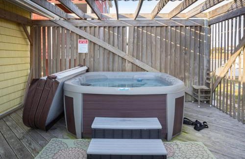 Colington Casa | Near Beach Dining & Shops Private Hot Tub
