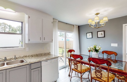 Myrtle Grove Casa | Near Beach w/ private yard & well-equipped kitchen