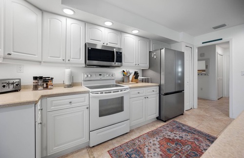 Oakland Hills Cabaña | Near beaches! 2100 square foot heated pool home on the Golf Course!