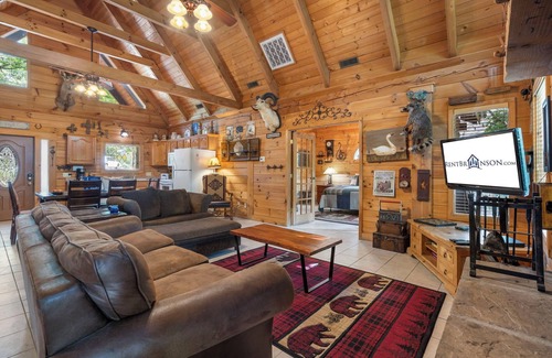 Big Cedars Cabina | Near Big Cedar! Real LogCabin! Private Hottub! Free Tickets