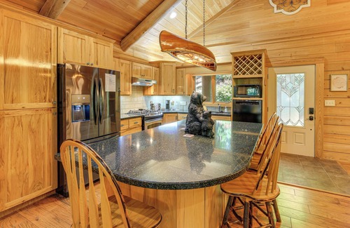 North Fork Township Cabina | Near Boone-Custom Built Cabin: 3 BR 3 BA w/Hot Tub