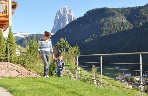 Ortisei Apartamento | Cerca del centro, zona tranquila - moderno y espacioso - terraza con vistas panorámicas