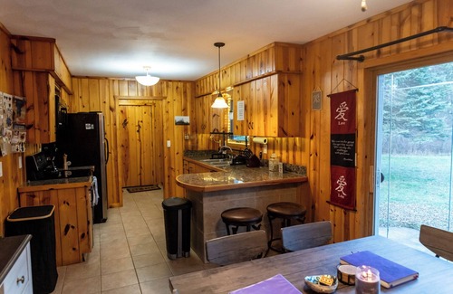 Mount Pleasant Casa | Near CMU and casino with Hot Tub, gym, fireplace